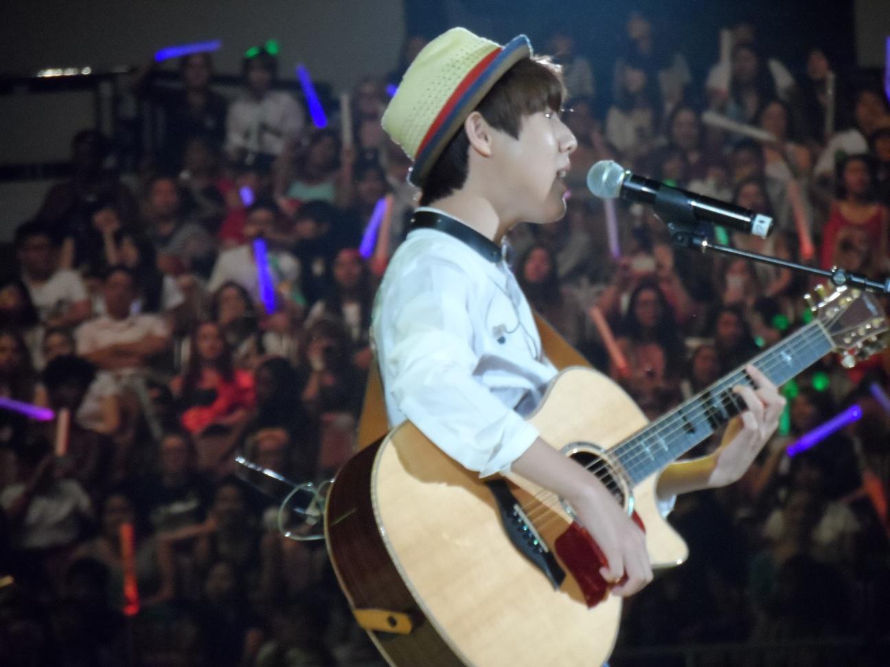 Yoo Seung Woo performing during the concert